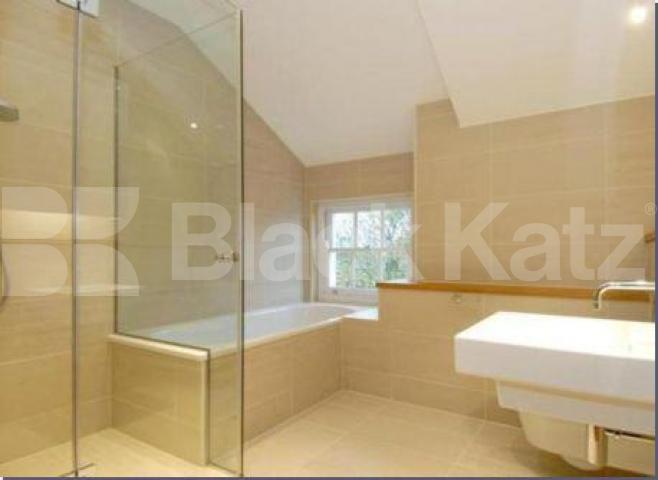 			AMAZING STUNNING BEAUTIFUL!!!!!!!!, 4 Bedroom, 1 bath, 1 reception Terraced House			 Barnsbury Terrace, Barnsbury / Angel